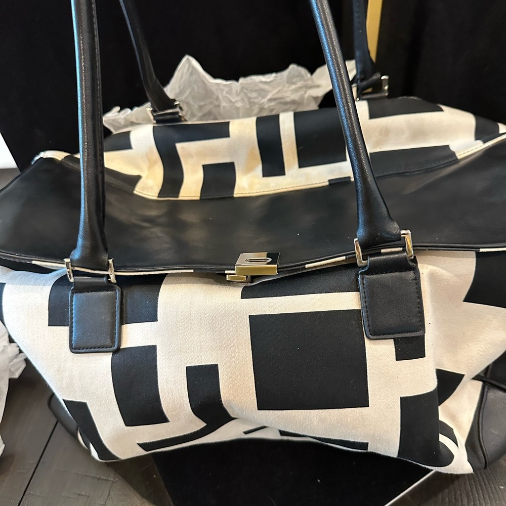 Spacious Black and Cream Geometric Tote Bag. Great carry on or fun beach bag - Picture 3 of 11